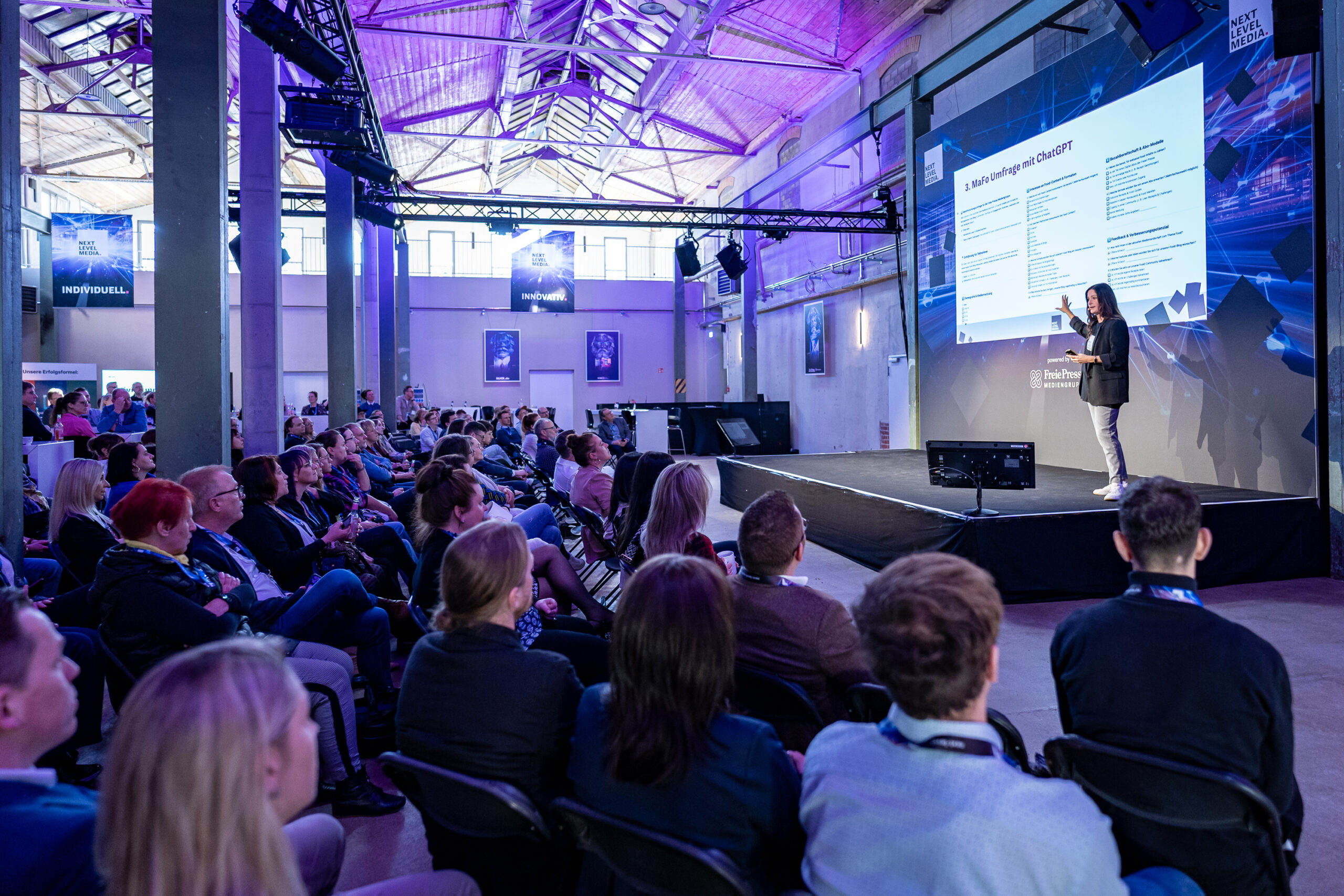 Maike Riedel hält Keynote auf großer Bühne beim KI-Kongress